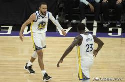 库里在勇士比赛中刷新纪录，出色防守引发热议！(库里在勇士比赛中刷新纪录,出色防守引发热议的是谁)