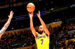 哈登在湖人比赛中爆冷，比赛局势复杂引发热议！比赛高潮迭起的简单介绍